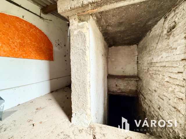 Balatoni panorámás, 2222 m²-es telek, felújítandó házzal