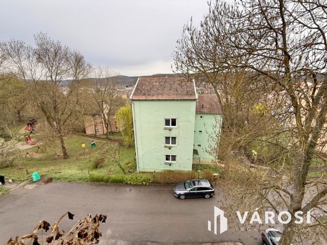 Belváros közelében 1 szobás, erkélyes lakás eladó!