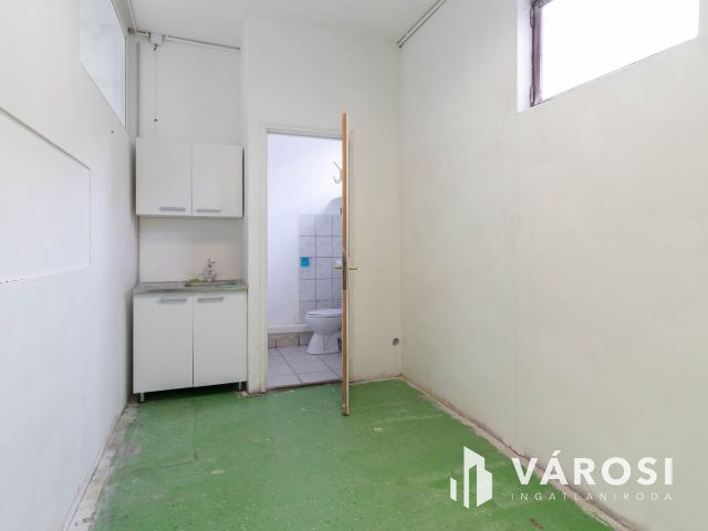 59 m2-es, klímás iroda saját raktárral és mosdóval kiadó