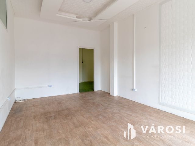 59 m2-es, klímás iroda saját raktárral és mosdóval kiadó