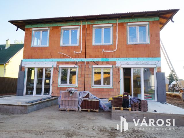 Új építésű ikerfél csendes utcában eladó