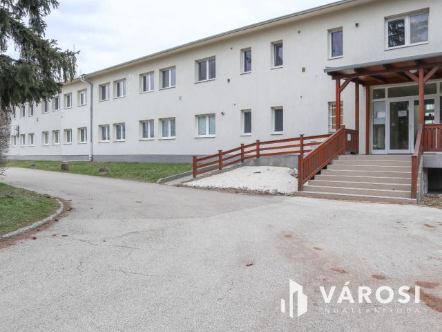 21 m2-es, részben berendezett, emeleti iroda a Pesti úton