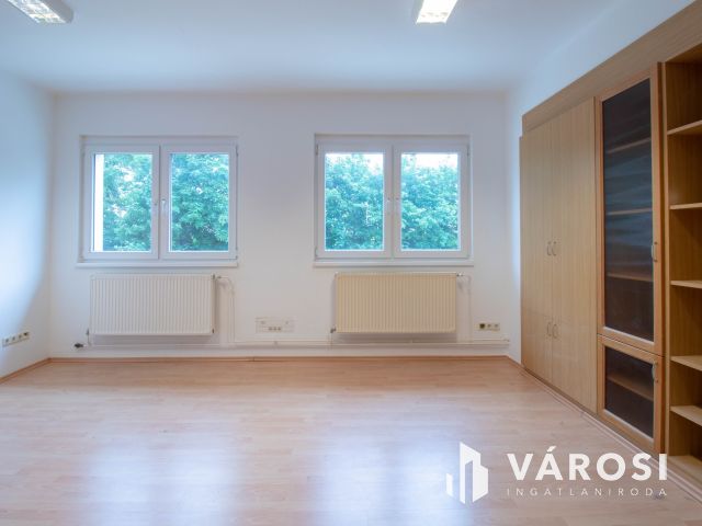 21 m2-es, részben berendezett, emeleti iroda a Pesti úton