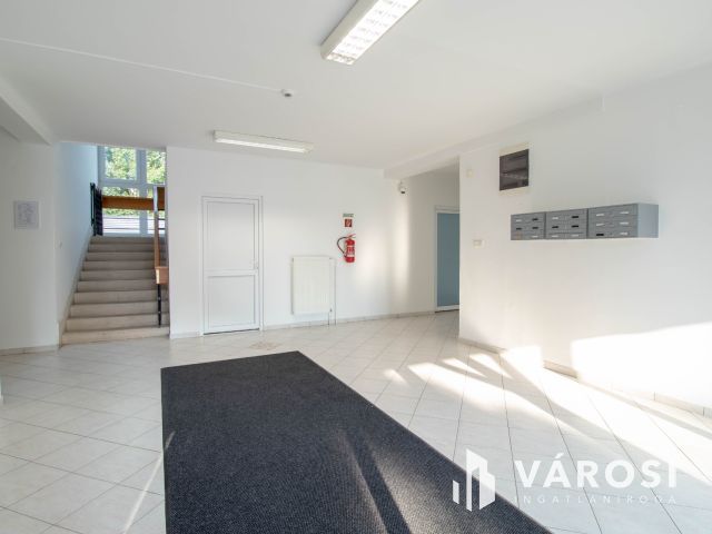 21 m2-es, részben berendezett, emeleti iroda a Pesti úton