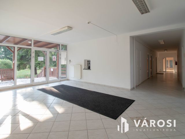 21 m2-es, részben berendezett, emeleti iroda a Pesti úton