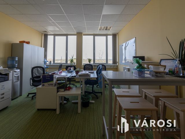 66 m2-es iroda portaszolgálattal a Jászberényi úton!