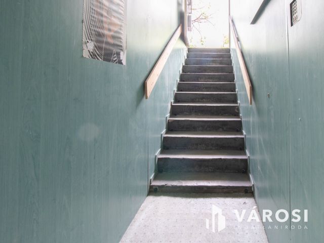 Móricz Zs. körtértől 600 m-re 100 m2-es szuterén üzlet kiadó