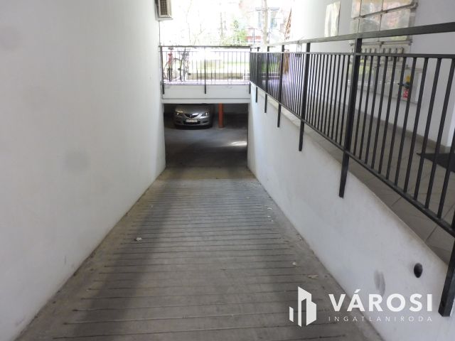 Belvárosi mélygarázs a TIK-nél eladó.