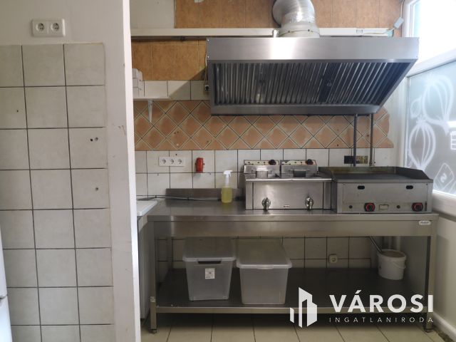 Szilléri sugárúton üzlethelyiség kiadó.