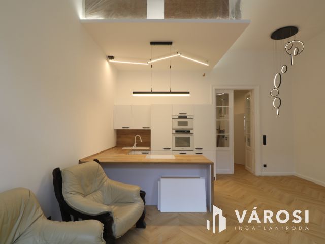Belvárosi 1. emeleti modern lakás kiadó.