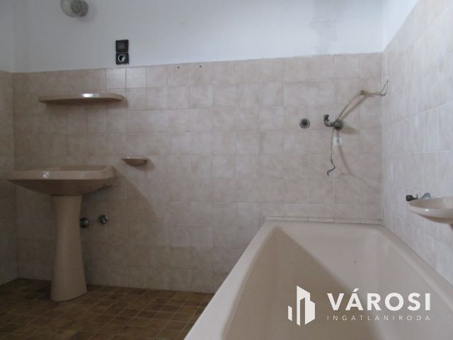 Kétszintes családi ház Dejtár központjához közel