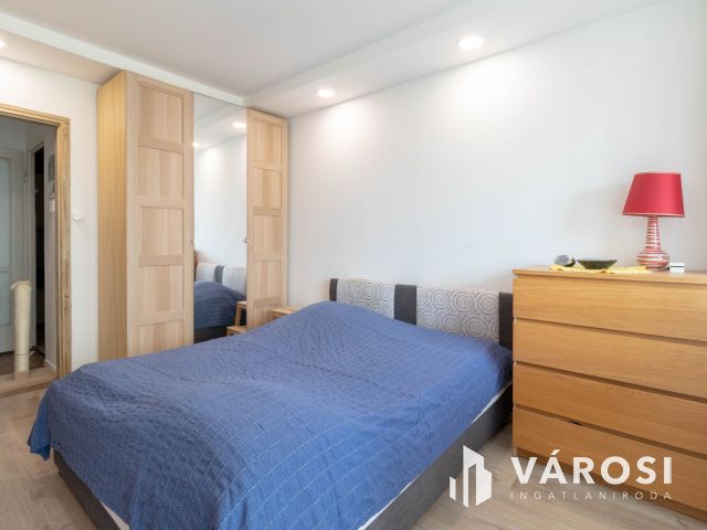 Világos, 2 szobás lakás beépített erkéllyel, remek helyen