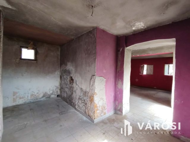 Dömsödön központhoz közeli felújitandó családi ház eladó!