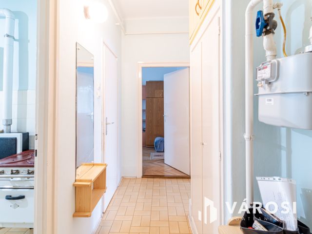 Szentháromság utcában korszerűsítendő 2 szobás lakás