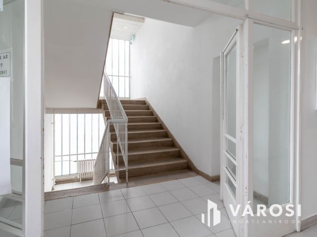 48 m2-es, két helyiséges, teakonyhás, 2.emeleti iroda