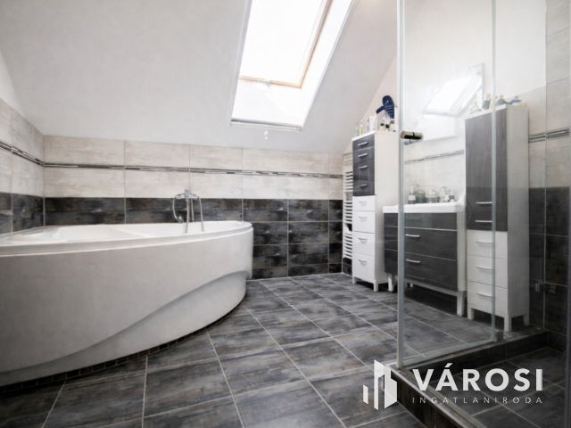 Modern családi otthon és kész üzemi bázis