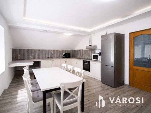 Modern családi otthon és kész üzemi bázis