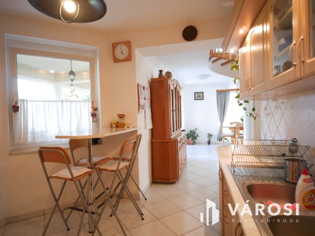 Exkluzív stílusos családi ház dupla garázzsal eladó