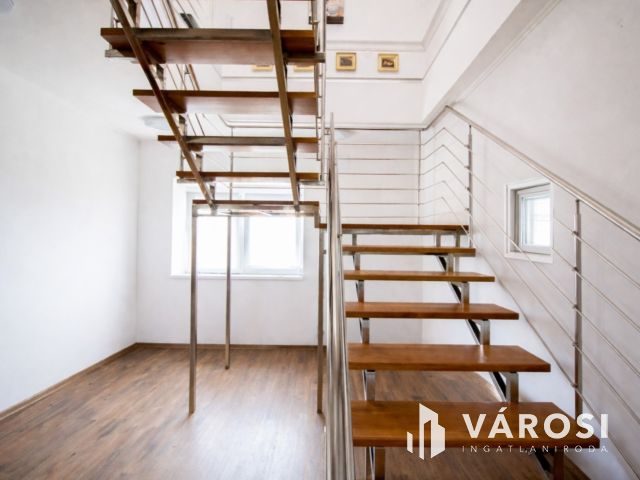 295 nm csomagolóüzem + 157 nm prémium lakótér