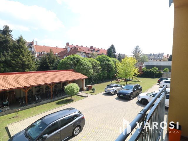 Családias lakóparkban 1. emelti lakás eladó.