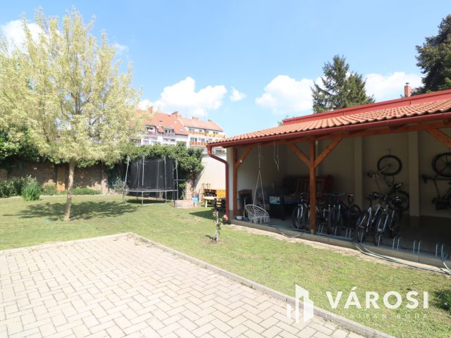 Családias lakóparkban 1. emelti lakás eladó.