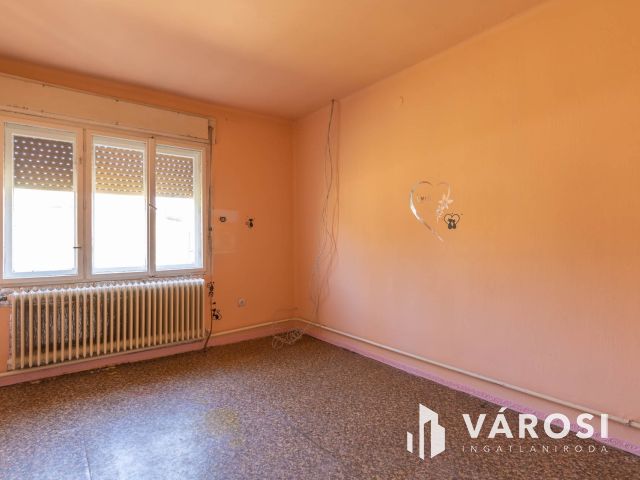 Központ közeli ház tele lehetőséggel