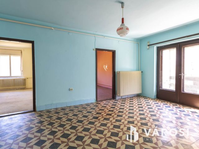 Központ közeli ház tele lehetőséggel