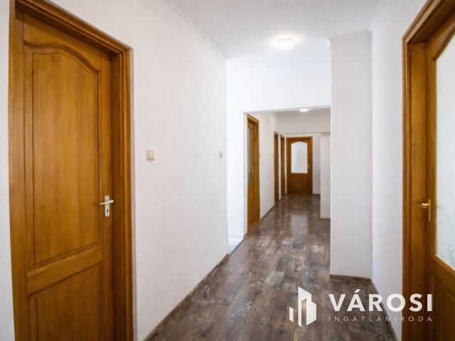 Modern családi otthon és vállalkozás Nagyszénáson
