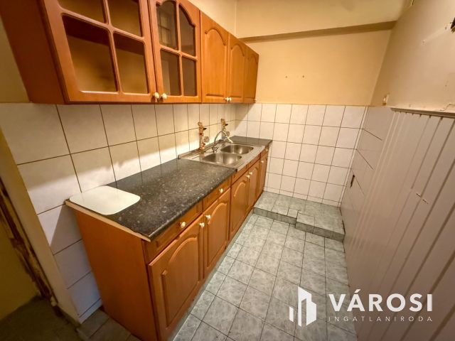 Arany János út elején 3. emeleti lakás eladó!