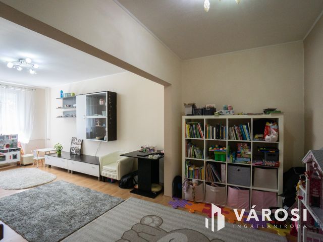 3 szobás, erkélyes panel Nádorvárosban