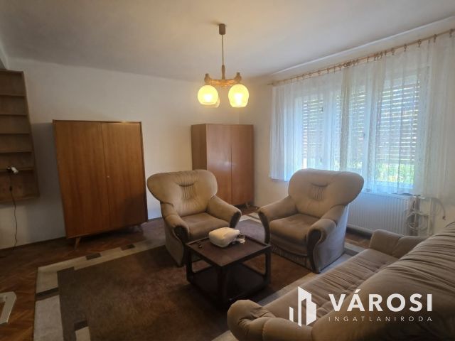 Sok lehetőséget rejtő ház-Debrecen belvárosának közelében