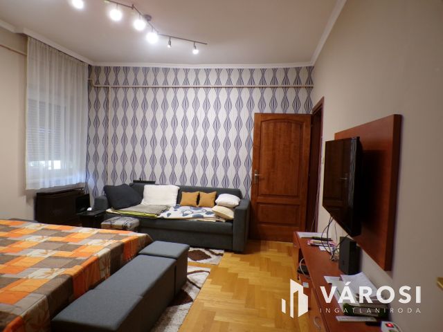 Csendes utcában csodaszép kert kincse családi ház eladó