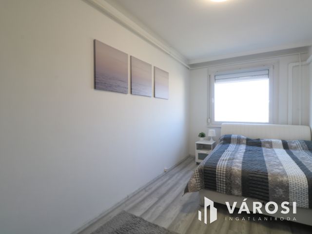 KIADÓ,3 külön álló szobás, csodaszép panel.