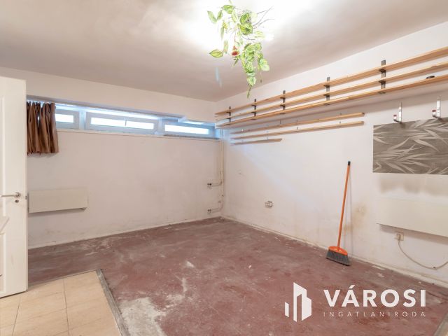 A Római-part közelében 25 m2-es, ablakos, alagsori lakás