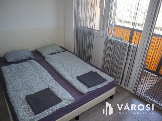Felújított panorámás stúdió-apartman az Aranyparton eladó
