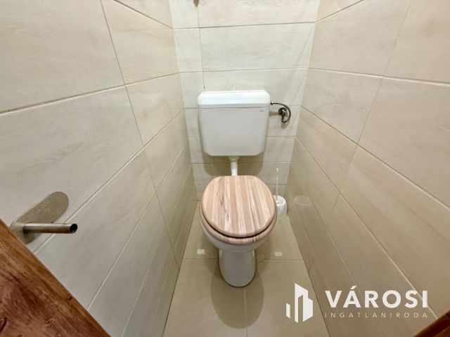 Vásártéren felújított, berendezett, 1 szobás lakás eladó!