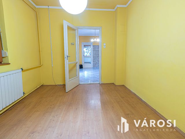 Sarkadon kertvárosi nyugalomban 3+nappalis tégla ház