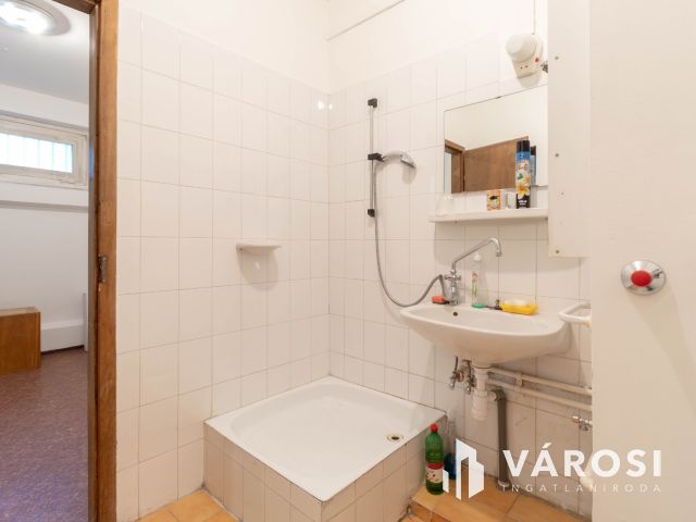 Utcafronti, kirakatos, 55 m2-es üzlet a Béke utca közelében