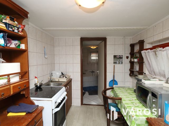 Kétgenerációs otthon, tágas élettér és saját medencés udvar